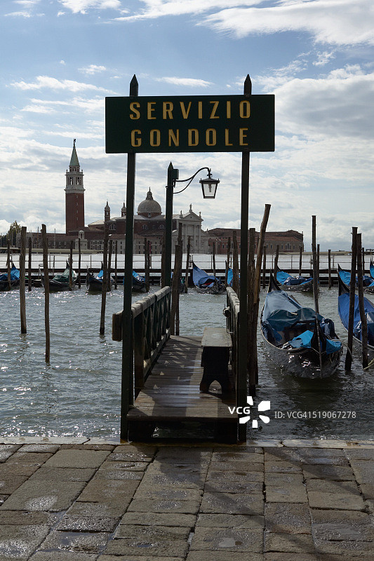 通往威尼斯港的码头，背景是圣乔治修道院，意大利威尼斯图片素材