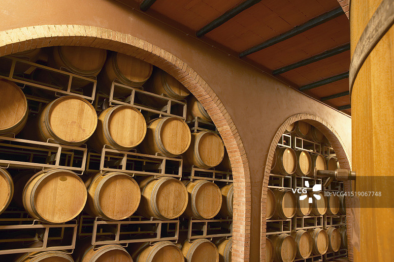 发酵桶特写，前景中有一个桶图片素材