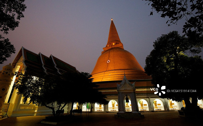 佛统大佛塔：泰国佛统府的世界最高佛塔图片素材