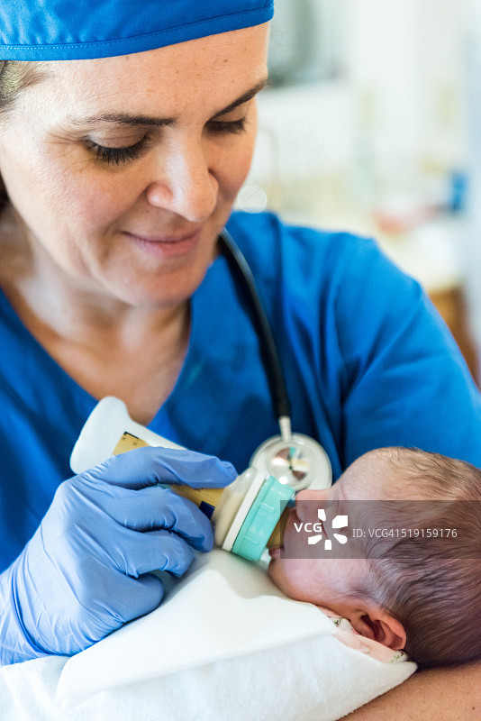 护士喂养新生儿图片素材