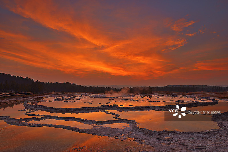 日落时分大喷泉间歇泉图片素材