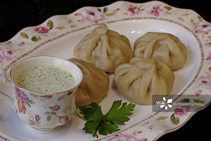 传统格鲁吉亚卡利饺子配蒜泥蛋黄酱图片素材