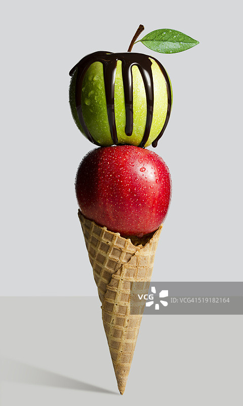 冰淇淋甜筒上的苹果图片素材