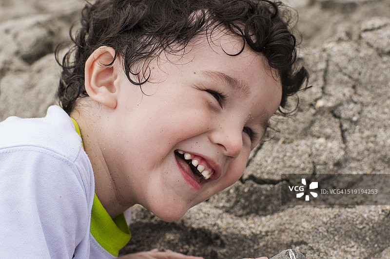 在沙滩上玩耍的微笑的男孩（2-4岁）图片素材