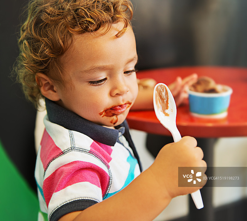幼儿品尝巧克力冰淇淋图片素材