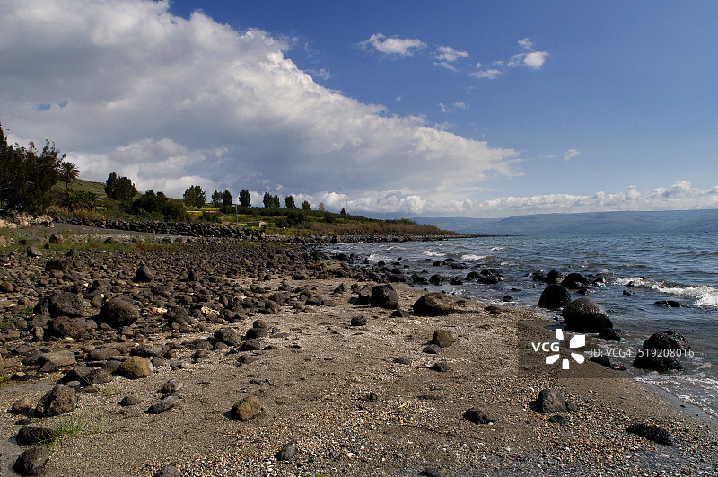 以色列北部塔布加附近加利利湖海岸风光图片素材