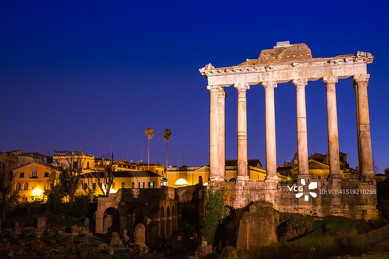 罗马广场黄昏时的萨图恩神庙和卡斯托尔和波吕克斯神庙，意大利罗马图片素材