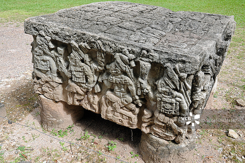 描绘科潘国王的古代玛雅石块图片素材