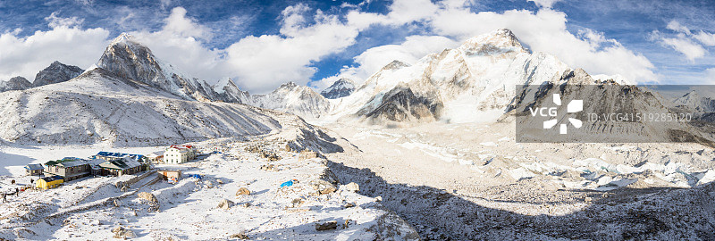 尼泊尔珠穆朗玛峰大本营全景图片素材