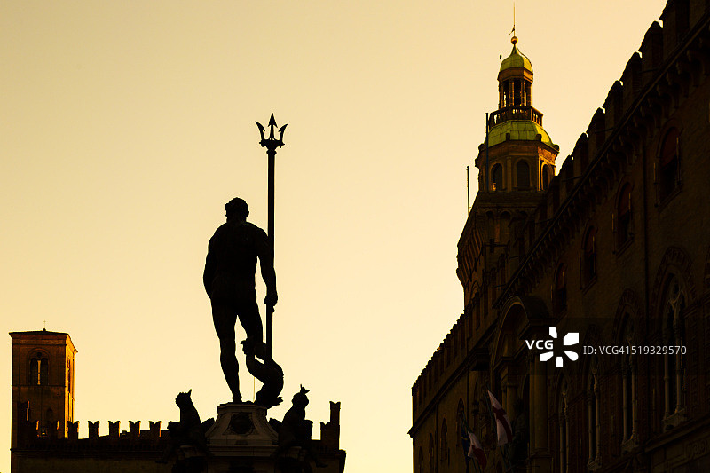 意大利艾米利亚-罗马涅博洛尼亚海王星雕像的日落剪影图片素材