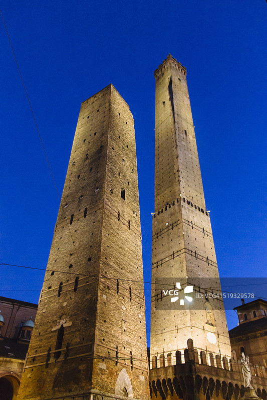意大利博洛尼亚双塔夜景图片素材