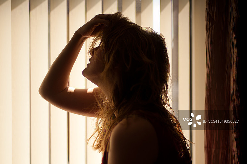 感到内心燥热的女人图片素材