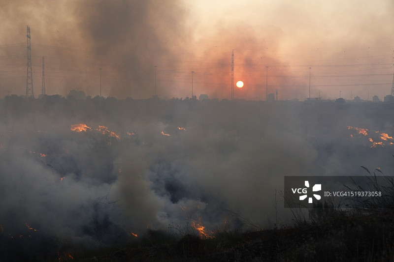 加沙地带向阿什杜德郊区发射冰雹火箭弹，产生烟雾和火焰图片素材