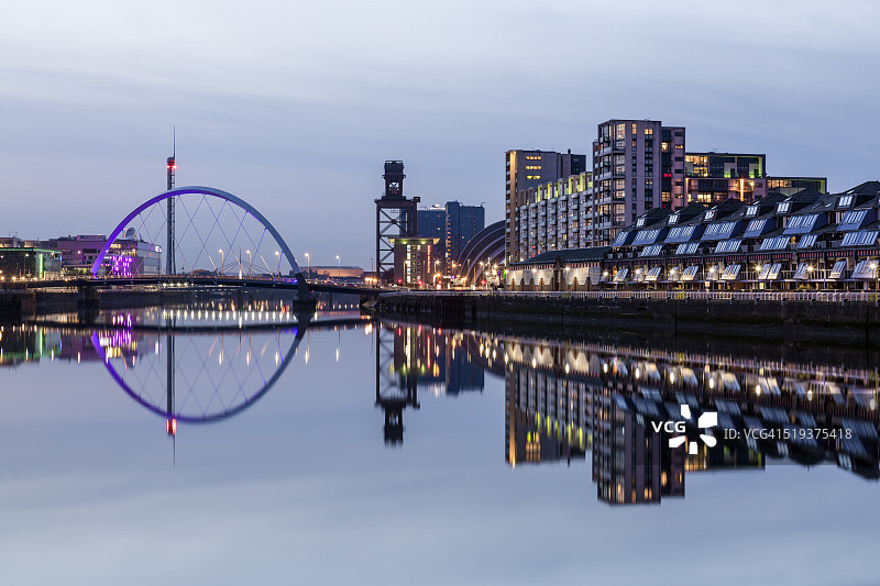 城市夜景的河边风光图片素材