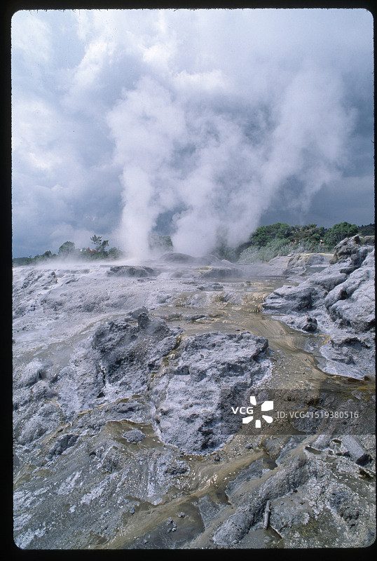 波胡图间歇泉喷发图片素材