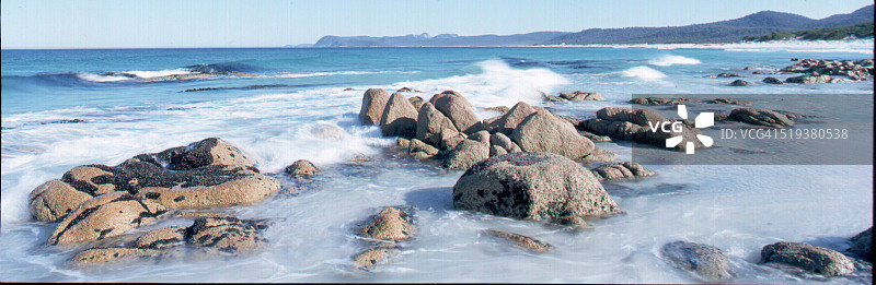 塔斯马尼亚友谊海滩国家公园的岩石海岸线图片素材