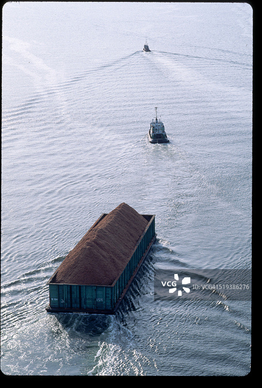 英吉利湾的拖船和驳船图片素材