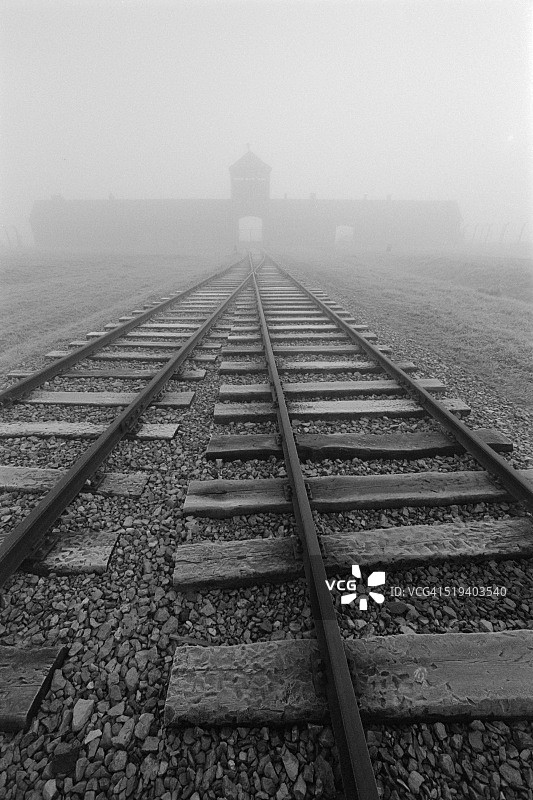 比克瑙被雾笼罩的铁轨图片素材