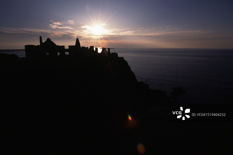 爱尔兰，邓路斯城堡的日落图片素材