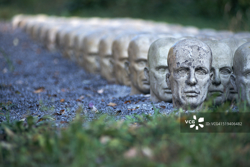 毛特豪森集中营大屠杀纪念碑，人头像雕塑图片素材