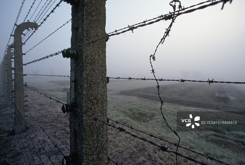 奥斯威辛集中营的带刺铁丝网围栏图片素材