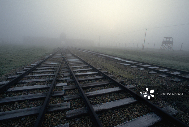比克瑙被雾笼罩的铁轨图片素材