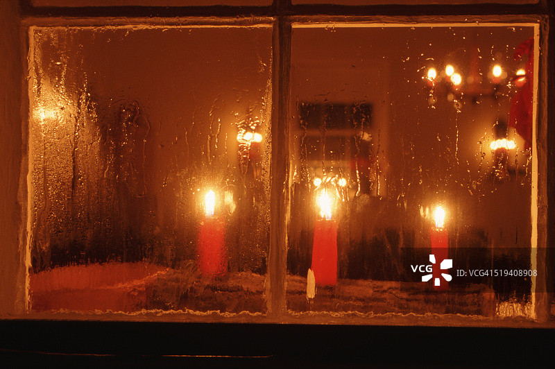 烛光照亮的教堂窗户图片素材