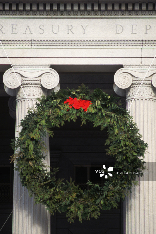 财政部大楼上的圣诞花环图片素材
