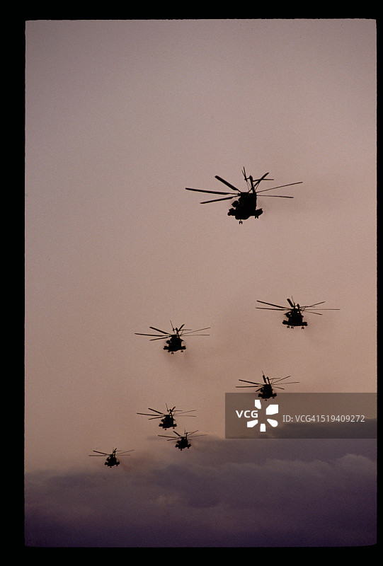 西科斯基CH-53E直升机飞行中图片素材