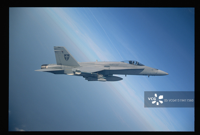 F/A-18A大黄蜂近乎垂直爬升图片素材