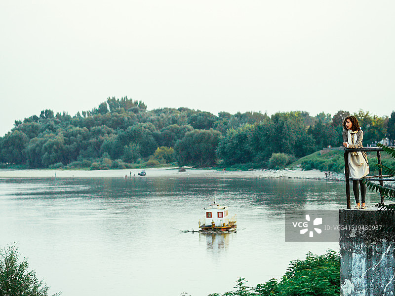 河边观景点的年轻女人图片素材