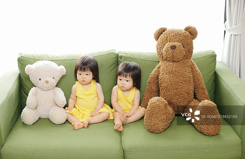 双胞胎姐妹和泰迪熊图片素材