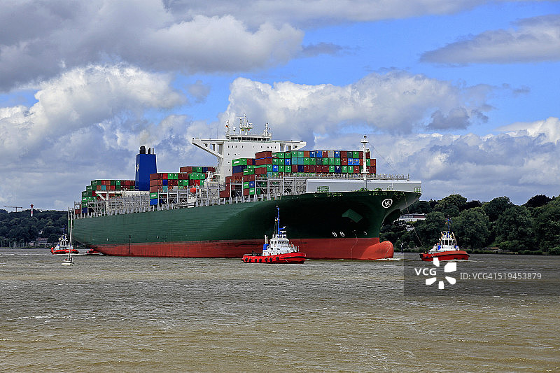 德国汉堡易北河上的集装箱船图片素材