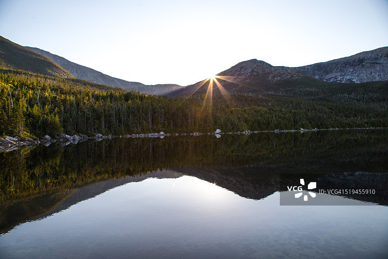 卡塔丁山上空的最后一缕阳光图片素材