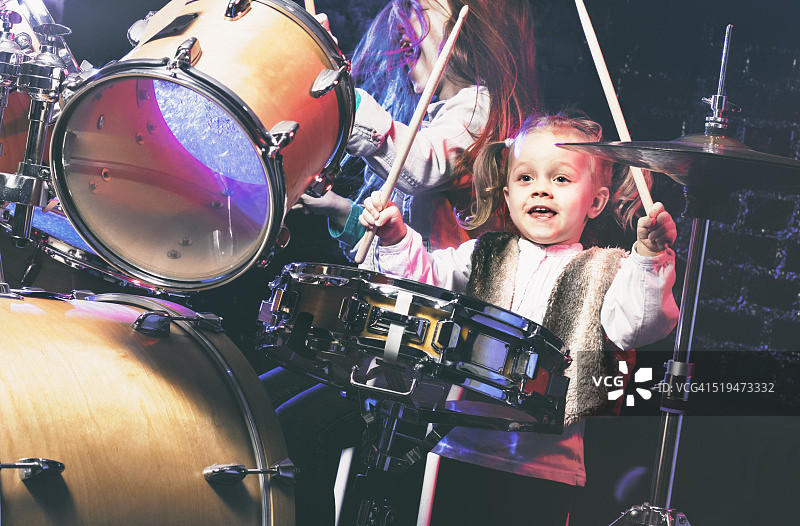 女孩们在打鼓图片素材