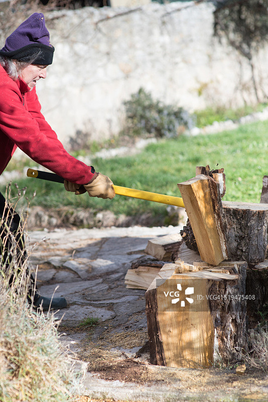 年长的男子砍树图片素材