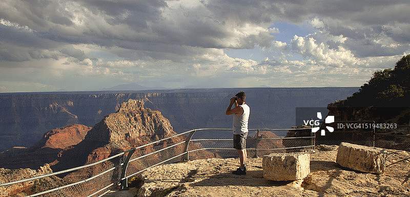 游客欣赏大峡谷北缘的景色图片素材