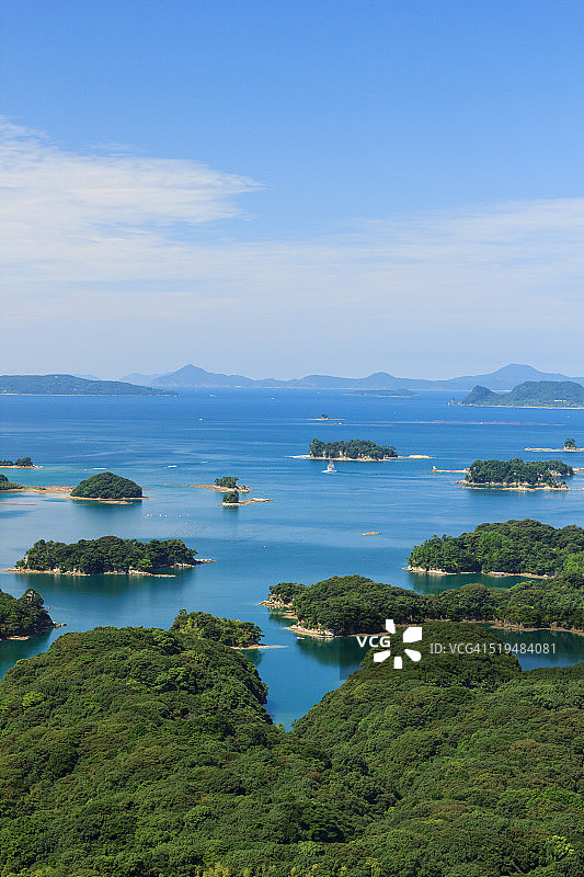 晴天巡游九十九岛的船只图片素材