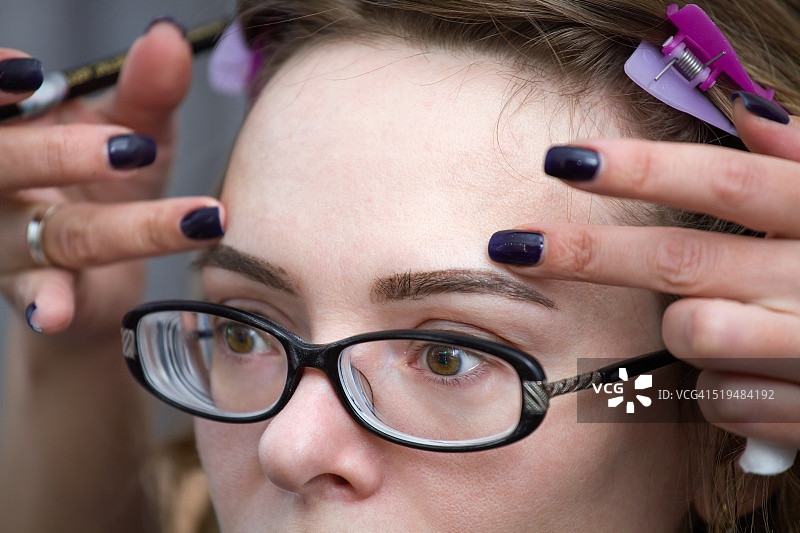 美容院的眉毛微针流程。选择性聚焦和浅景深。图片素材