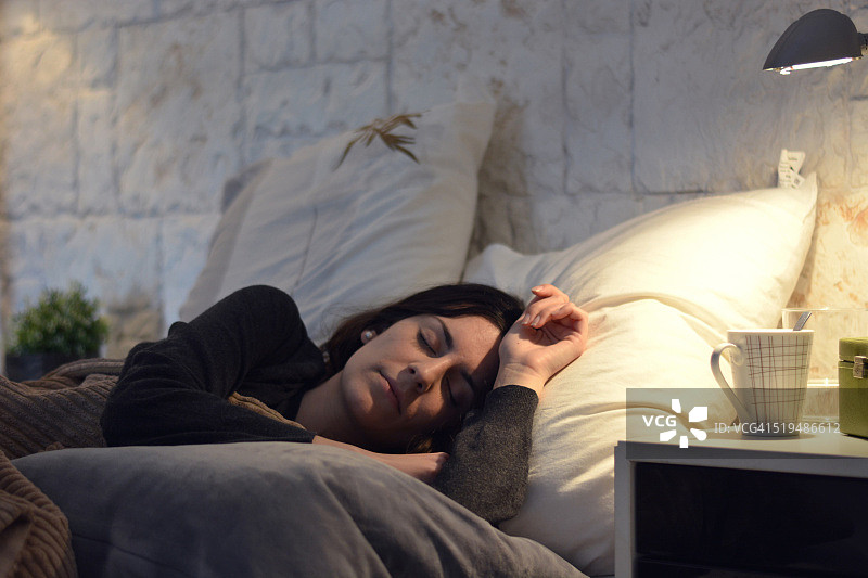 在房间里看手机的女人图片素材