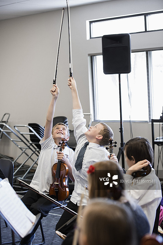 在音乐排练中玩耍的白人男孩图片素材