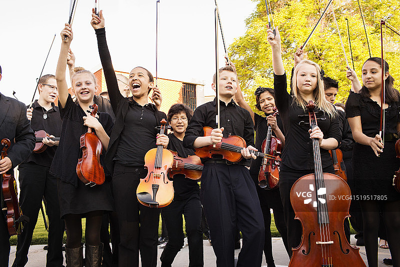 年轻音乐家们用乐器欢呼图片素材