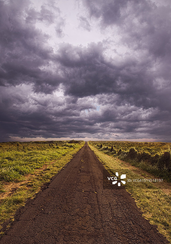 多云天空下的乡村道路图片素材