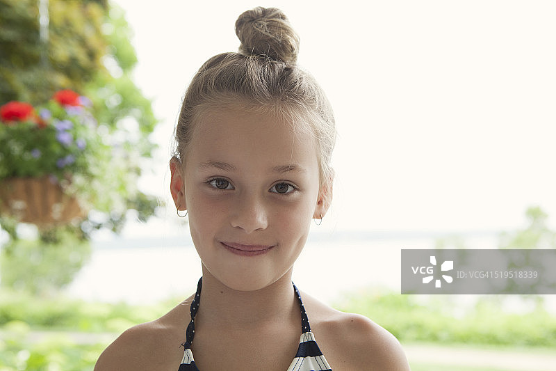 白人女孩在户外微笑图片素材