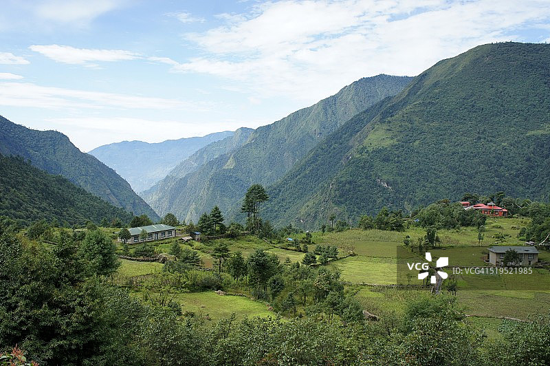 喜马拉雅山麓和茂盛的山谷图片素材
