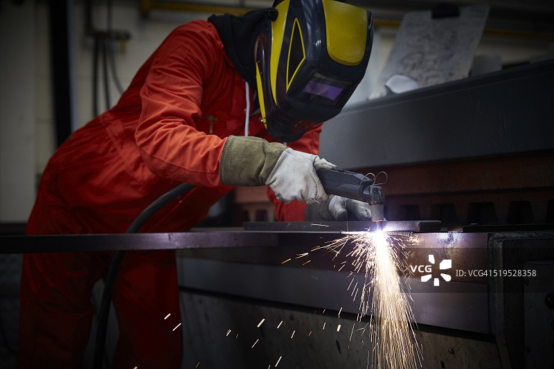 工程师在钢铁制造厂使用等离子切割机图片素材