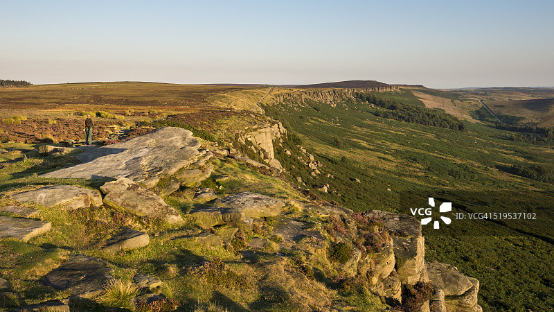 沃克在德比郡峰区斯坦纳奇边缘图片素材
