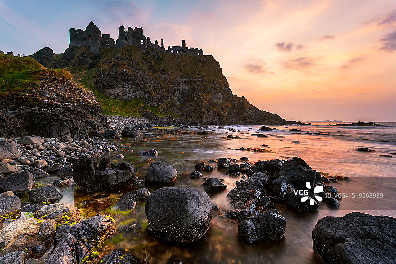 北爱尔兰安特里姆郡的邓路斯城堡图片素材