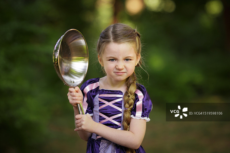 手持煎锅的瑞潘佐图片素材