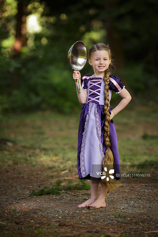 手持煎锅的长发公主全身像图片素材